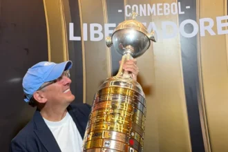 John Textor avalia permanência de Tite no Botafogo em caso de retorno ao comando da SAF