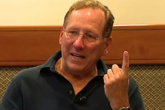John Textor contesta aumento de capital da SAF do Botafogo e cita capítulo vergonhoso