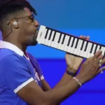 Jon Batiste domina o Palco Mundo com performance vibrante no Rock in Rio