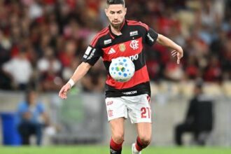 Jorginho supera antecessores e se consolida como volante de elite no Flamengo