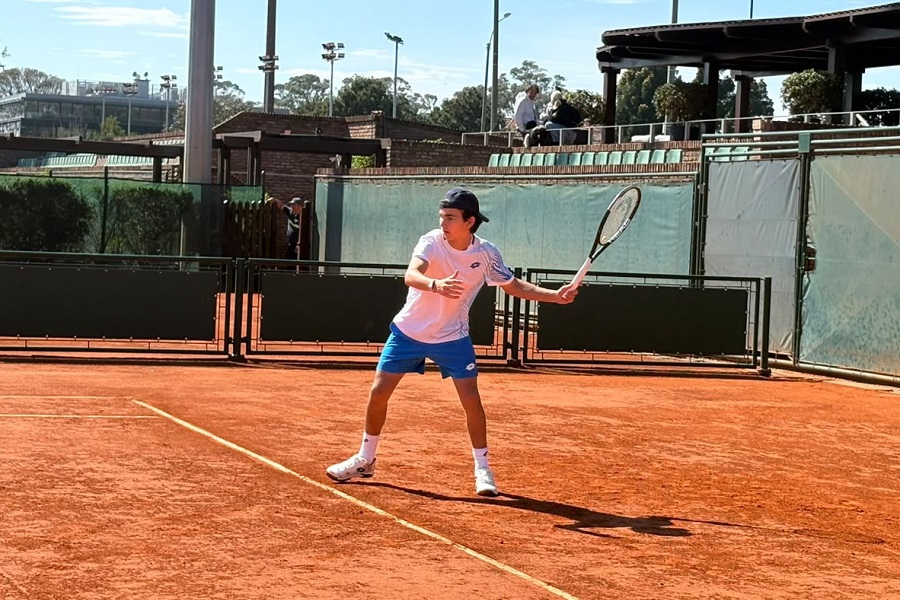 Jovens talentos brasileiros avançam na estreia do torneio J200 em Santiago