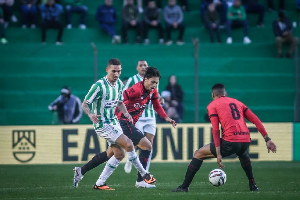 Juventude supera Atlético Goianiense em confronto decisivo pelo campeonato