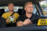 Kasper Schmeichel troca gramados por volante em campanha publicitária curiosa