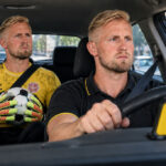 Kasper Schmeichel troca gramados por volante em campanha publicitária curiosa