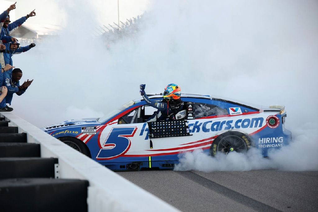 Kyle Larson encerra jejum de 51 corridas com vitória dramática em Gateway