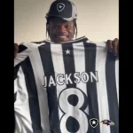 Lamar Jackson recebe camisa do Botafogo durante visita ao CT Lonier