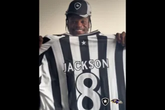 Lamar Jackson recebe camisa do Botafogo durante visita ao CT Lonier