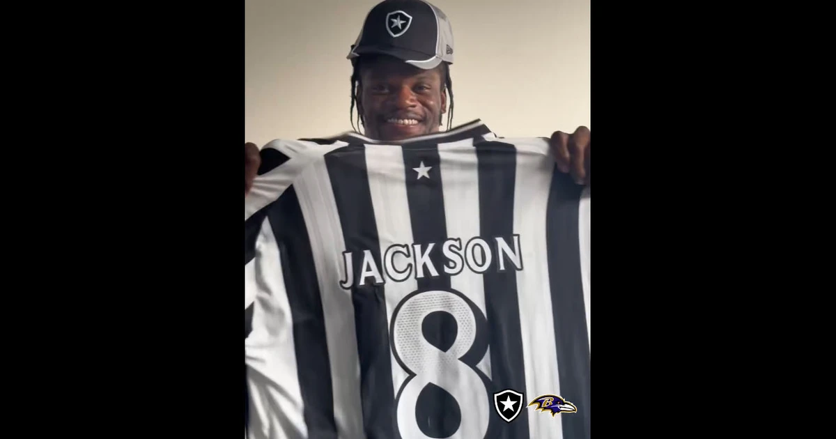 Lamar Jackson recebe camisa do Botafogo durante visita ao CT Lonier