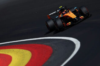 Lando Norris garante pole position dramática em classificação acirrada na Espanha
