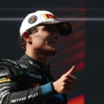 Lando Norris ignora protocolo da Fórmula 1 e bebe refrigerante antes do pódio