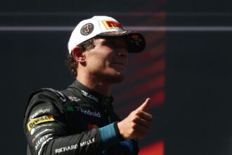 Lando Norris ignora protocolo da Fórmula 1 e bebe refrigerante antes do pódio
