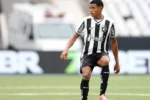 Lateral Lucyo encerra ciclo no Botafogo e acerta transferência definitiva para o Fortaleza