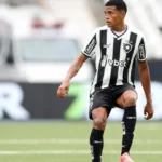Lateral Lucyo encerra ciclo no Botafogo e acerta transferência definitiva para o Fortaleza