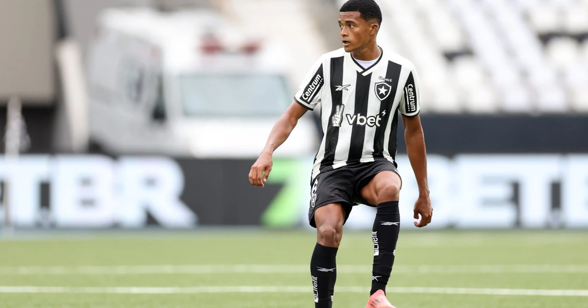 Lateral Lucyo encerra ciclo no Botafogo e acerta transferência definitiva para o Fortaleza