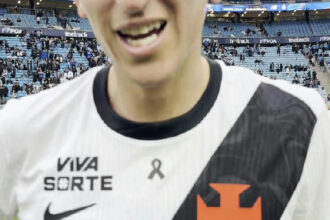 Lescano celebra estreia vitoriosa do Vasco contra o Grêmio