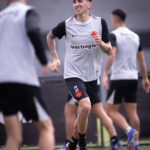 Lescano ganha espaço no Vasco para duelo decisivo contra o Coritiba