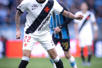 Lescano tem estreia elogiada pelo Vasco após primeira atuação com a camisa 22