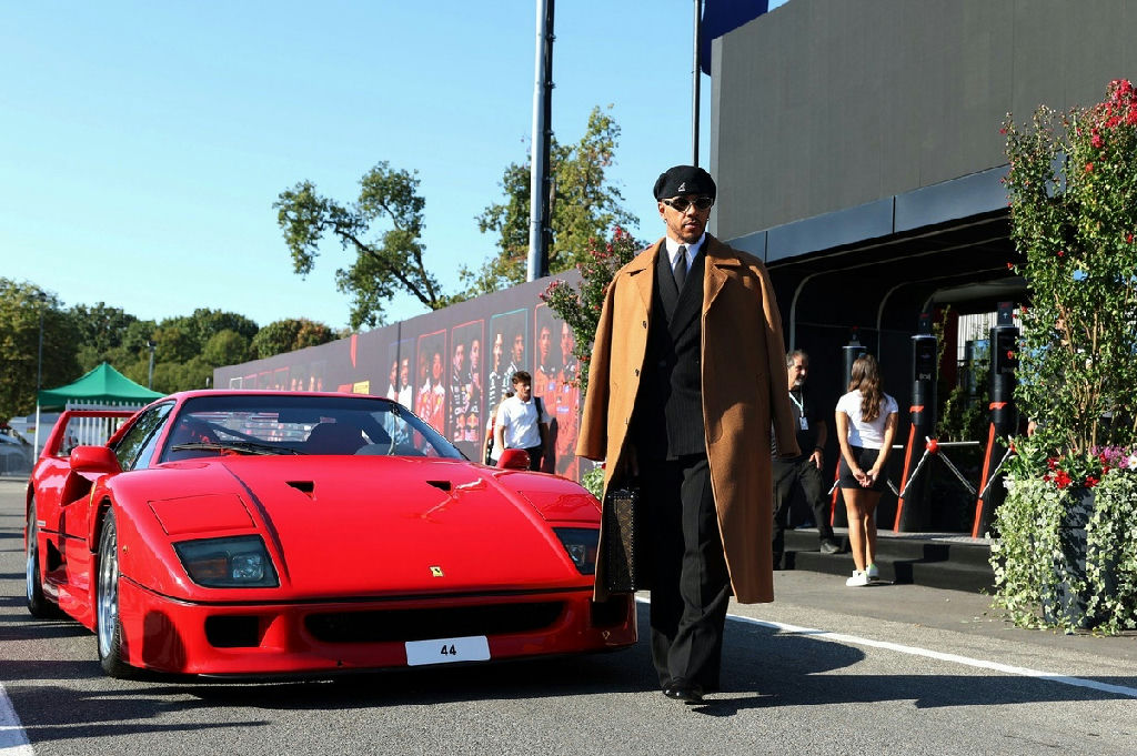 Lewis Hamilton chega a Monza dirigindo Ferrari F40 histórica