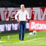 Luís Castro analisa revés do Grêmio e aponta falhas em bola parada contra o Vitória