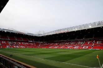 Manchester United e Manchester City se enfrentam em clássico decisivo pelo Campeonato Inglês