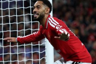 Manchester United e Manchester City se enfrentam em clássico decisivo pelo Inglês