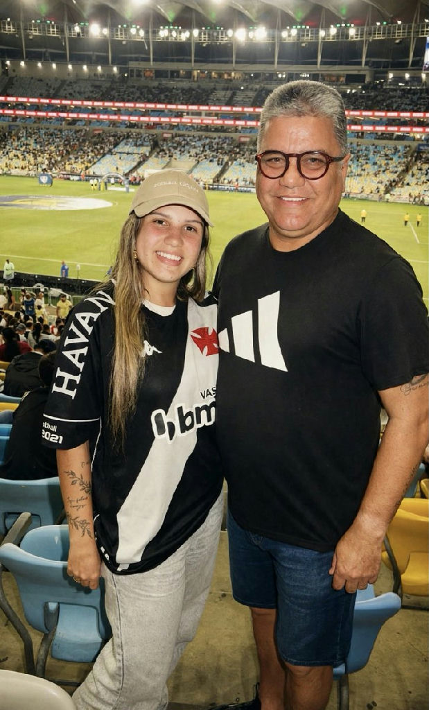 Marcelo Cabo acompanha partida no Maracanã ao lado da filha