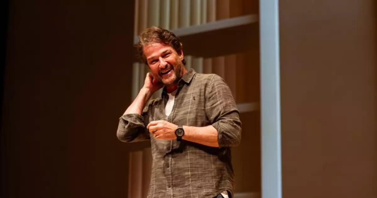Marcelo Serrado revela superação de crises de pânico e reflexões sobre a carreira