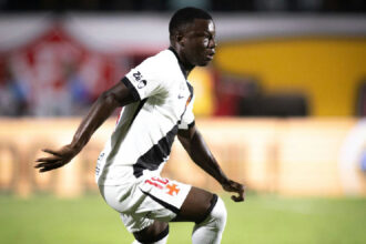 Marino Hinestroza ganha destaque no Vasco e mira titularidade na Sul-americana