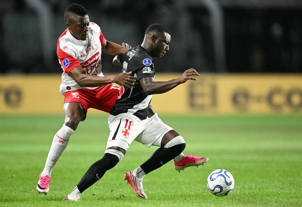 Marino Hinestroza projeta evolução no Vasco após classificação na Sul-americana