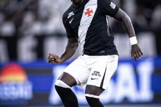 Marino Hinestroza projeta evolução no Vasco sob o comando de Pedro Emanuel