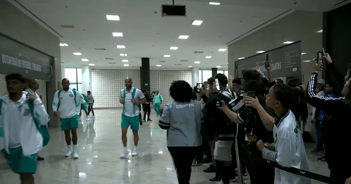 Marlon Freitas e Barboza encaram recepção hostil de sócios do Botafogo