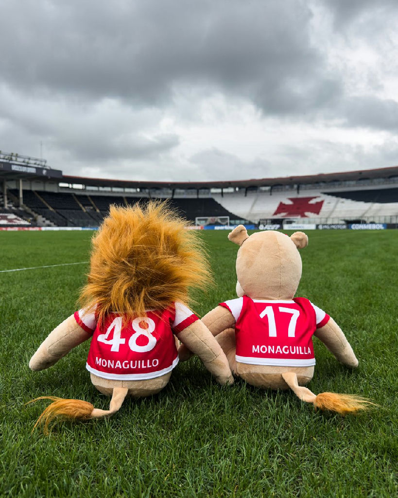 Mascotes do Independiente Santa Fe visitam o gramado de São Januário