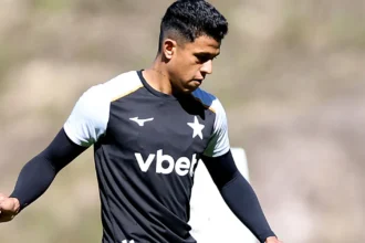 Matheus Martins retorna ao Botafogo após negociação frustrada com Dínamo Moscou
