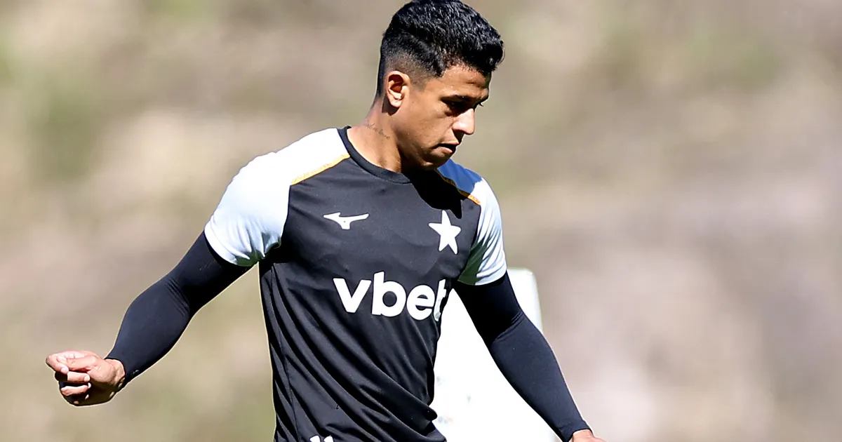 Matheus Martins retorna ao Botafogo após negociação frustrada com Dínamo Moscou