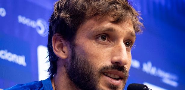 Matías Viña critica gestão do River Plate durante sua chegada ao Cruzeiro