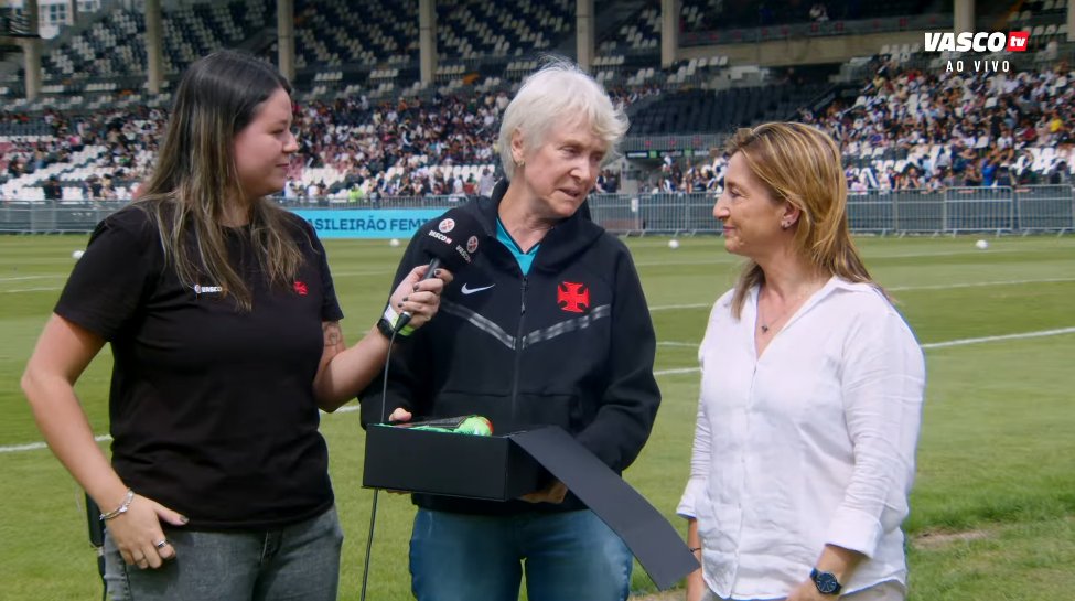 Meg recebe homenagem histórica em São Januário por sua trajetória no futebol