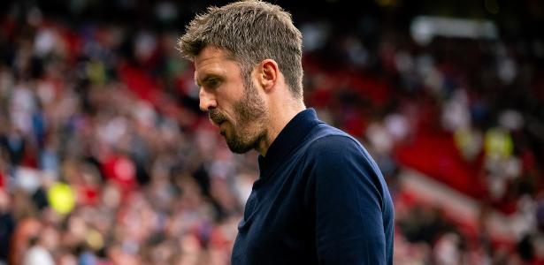 Michael Carrick contesta arbitragem após derrota do Manchester United para o City