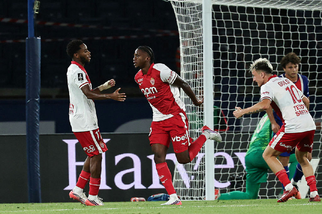 Monaco supera Paris Saint-germain de virada e mantém aproveitamento perfeito