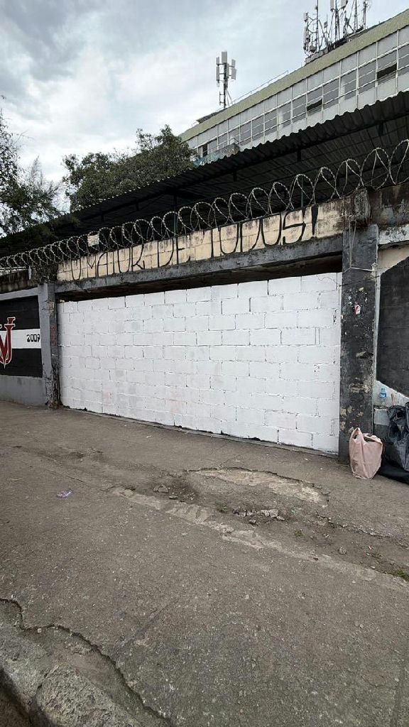 Muro próximo a São Januário recebe pintura branca para nova homenagem a Roberto Dinamite