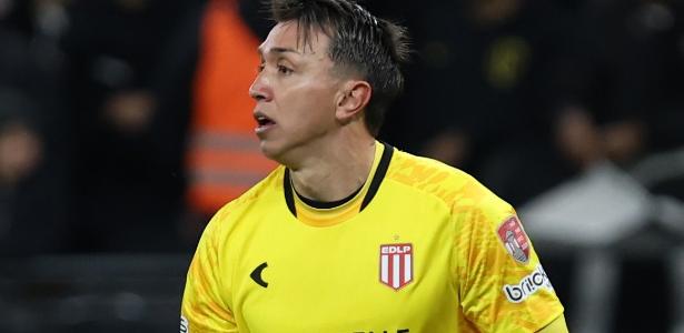 Muslera detalha estudo sobre pênalti perdido por Memphis na Libertadores