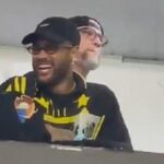 Neymar responde provocações de torcedores do Atlético-mg durante partida na Vila Belmiro
