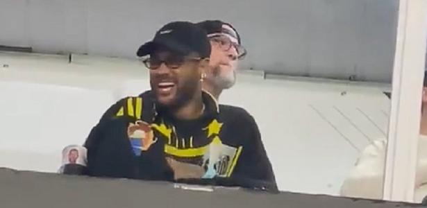 Neymar responde provocações de torcedores do Atlético-mg durante partida na Vila Belmiro