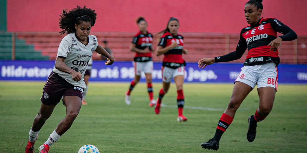 Nova lei estabelece metas para profissionalizar e proteger o futebol feminino visando a Copa 2027
