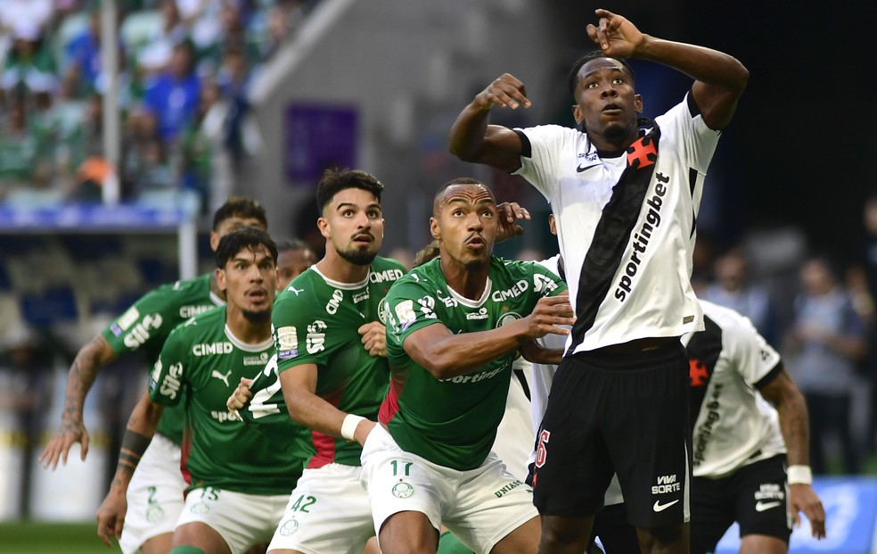 Nova regra de estrangeiros força reformulação no elenco do Vasco para 2027