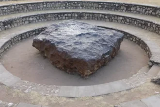 O mistério do meteorito Hoba: por que o maior fragmento espacial da Terra não criou uma cratera