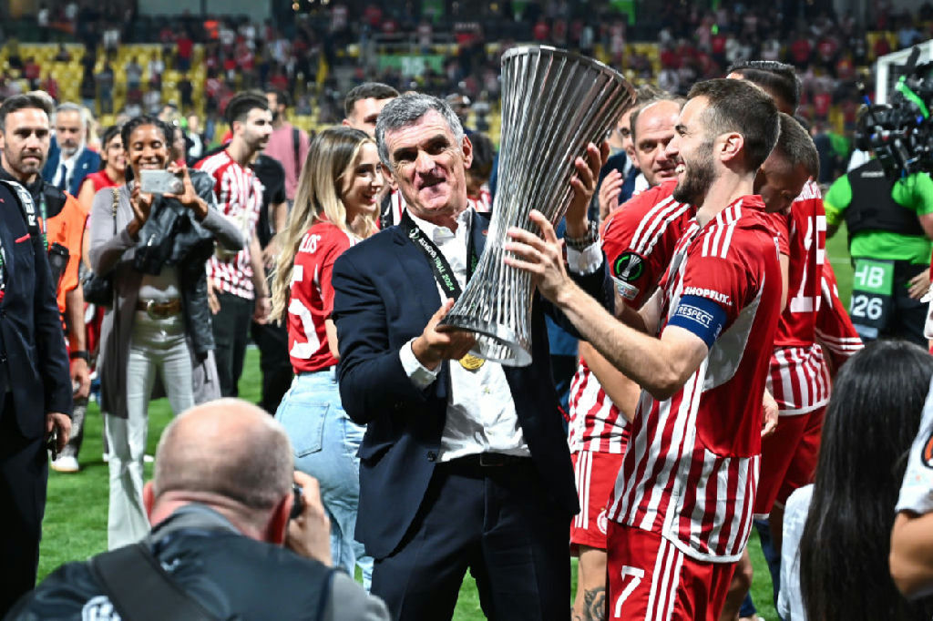Olympiacos demite José Mendilibar após conquista histórica na Conference League