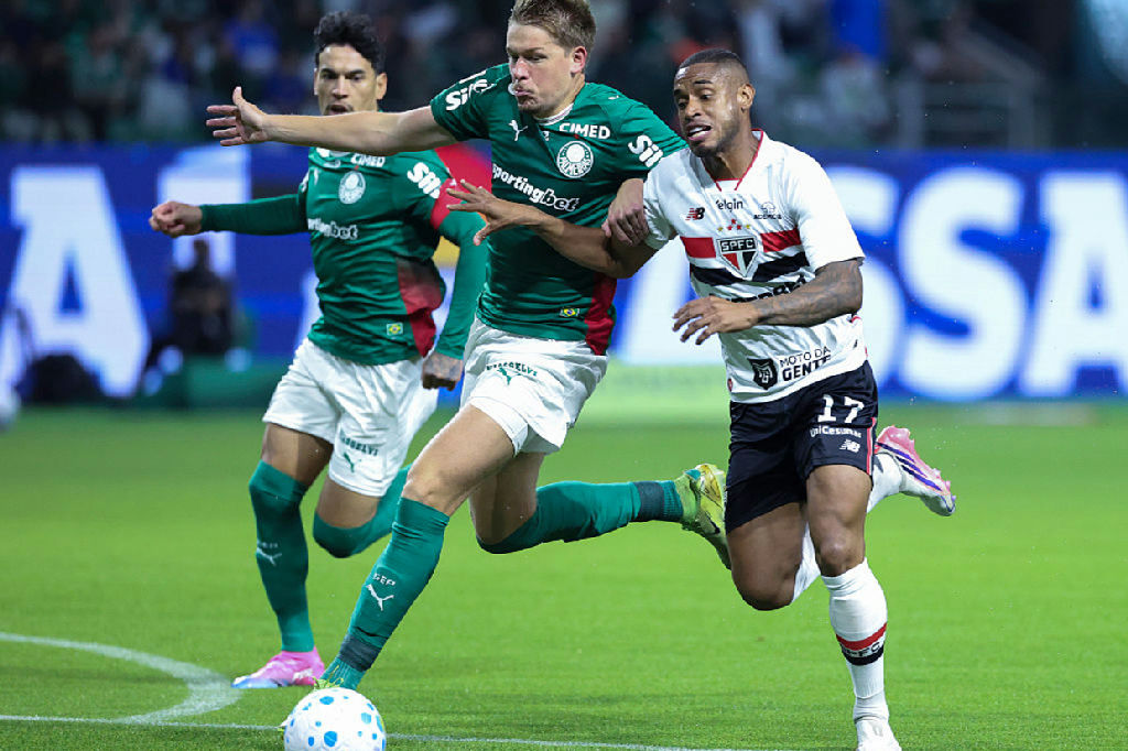 Palmeiras vence São Paulo com gol decisivo de Murilo no clássico