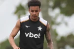 Paulinho destaca concorrência com Telles e Marçal e revela desejo antigo pelo Botafogo