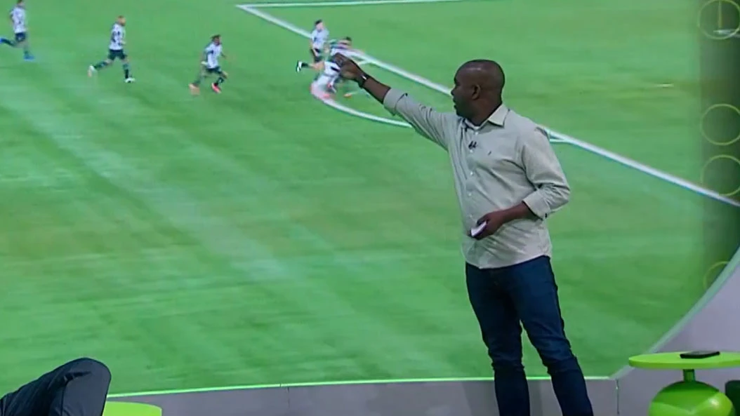 PC Oliveira aponta erro grave do VAR em lance de Marçal no duelo entre Botafogo e Palmeiras