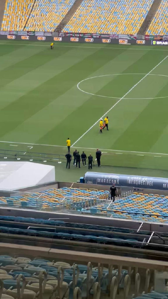 Pedrinho inspeciona gramado do Maracanã em meio a impasse sobre uso do estádio